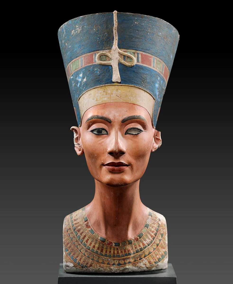 Tiến sĩ Hawass hy vọng khu vực này chính là nơi tọa lạc lăng mộ của Nữ hoàng Nefertiti mà giới khảo cổ tìm kiếm suốt nhiều năm qua. Một khi lăng mộ của bà hoàng này được tìm thấy, những bí ẩn về cuộc đời và cái chết của Nefertiti sẽ có thể được giải mã. Ảnh: Staatliche Museen zu Berlin.