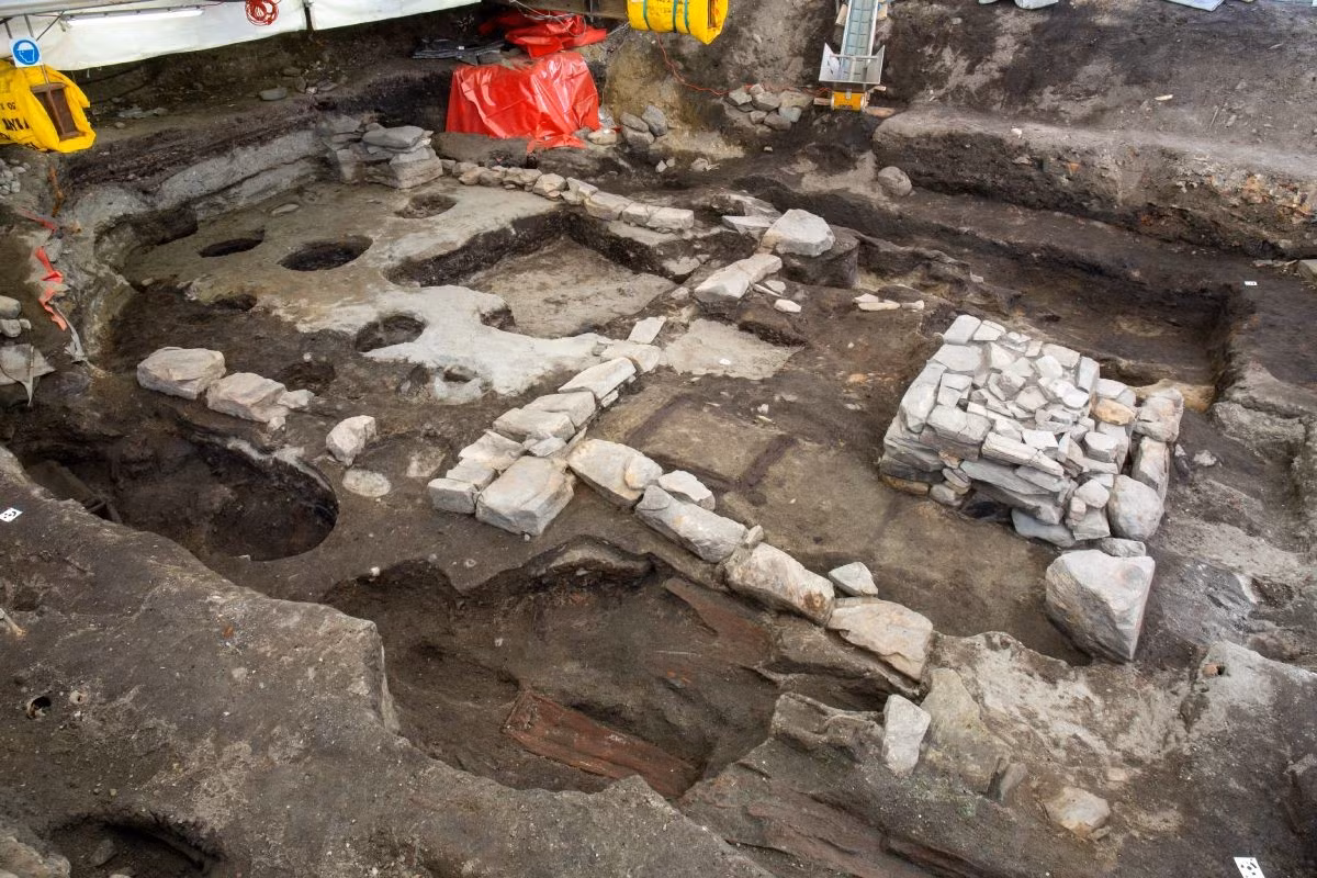 Theo các ghi chép, nhà thờ St. Olaf ở Aarhus đã bị bỏ hoang sau khi cấu trúc "hợp xướng" của công trình bị sụp đổ vào năm 1548. Một số nguồn tin cho biết nhà thờ được xây dựng vào thế kỷ 12 và được đặt theo tên của vua Olav Haraldsson của Na Uy vào thế kỷ 11. Vị vua này trở thành một vị thánh sau khi cải đạo sang Thiên chúa giáo. Ảnh: Wikipedia.