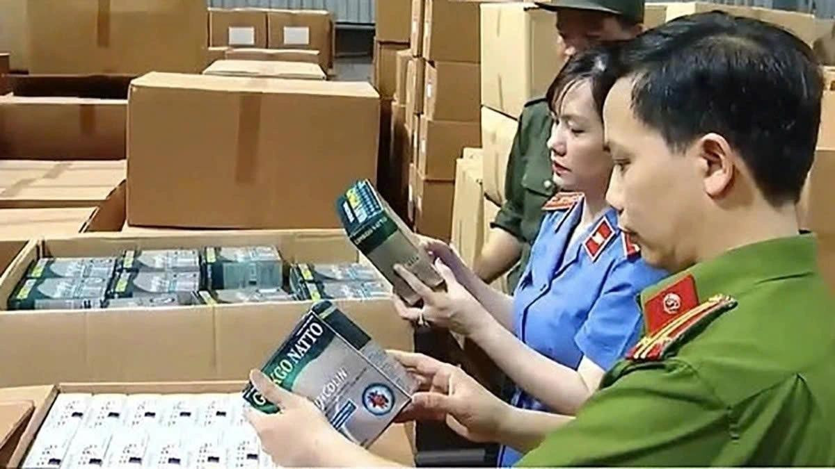 Công an TP Hà Nội kiểm tra lô hàng thực phẩm chức năng giả.