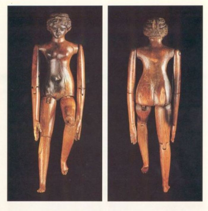 Theo các chuyên gia, con búp bê có nhiều điểm tương đồng với mẫu búp bê Barbie nổi tiếng ngày nay. Thậm chí, con búp bê của Crepereia Tryphaena còn tìm thấy cùng với một chiếc hộp đựng đầy váy áo để thay thế. Điều này cho thấy người La Mã vô cùng quan tâm tới cuộc sống của các bé gái. Ảnh: tonykospan21.wordpress.com.