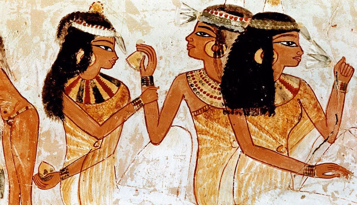 Phụ nữ sống ở Ai Cập thời cổ đại được hưởng rất nhiều đặc quyền về pháp lý và tài chính trong xã hội, đặc biệt là về vấn đề bình đẳng giới. Theo các nhà nghiên cứu, trong hoàng tộc Ai Cập, cả các hoàng tử và công chúa đều có cơ hội được thừa kế ngai vàng như nhau, đặc quyền vốn chỉ dành cho nam giới ở nhiều triều đại trong lịch sử. Ảnh: thecollector.com.