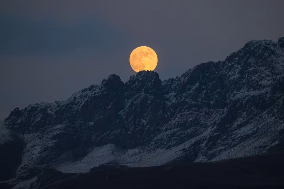 Nếu bỏ lỡ cơ hội ngắm "siêu trăng lạnh", người yêu thiên văn sẽ phải chờ tới ngày 3/1/2026 để có thể chiêm ngưỡng "siêu trăng sói". Ảnh: Ozkan Bilgin/Anadolu Agency via Getty Images.