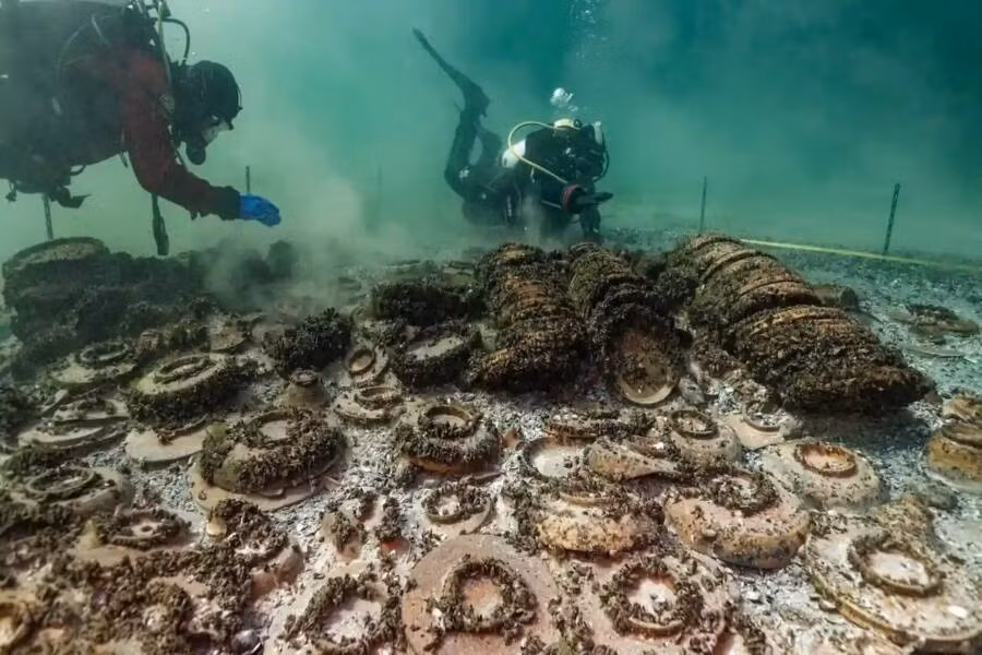 Các thợ lặn đã trục vớt được nhiều hiện vật từ xác tàu đắm trên bao gồm các bình amphora dùng để đựng dầu ô liu và rượu vang, các mảnh vỡ của xe ngựa, 2 thanh kiếm ngắn gọi là gladii, nhiều đồ gốm sứ như bát, đĩa, cốc... Điều này cho thấy con tàu có đội hộ tống vũ trang hoặc là một phần của quân đoàn đang trên đường bảo vệ biên giới của đế chế La Mã. Ảnh: Octopus Foundation.