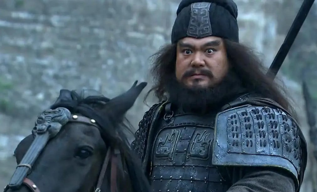 Trương Phi đang say rượu, nhưng Lữ Bố vẫn e ngại sức mạnh của ông nên không dám ép quá, để cho Trương Phi phá vây chạy thoát. (Ảnh: Sohu)