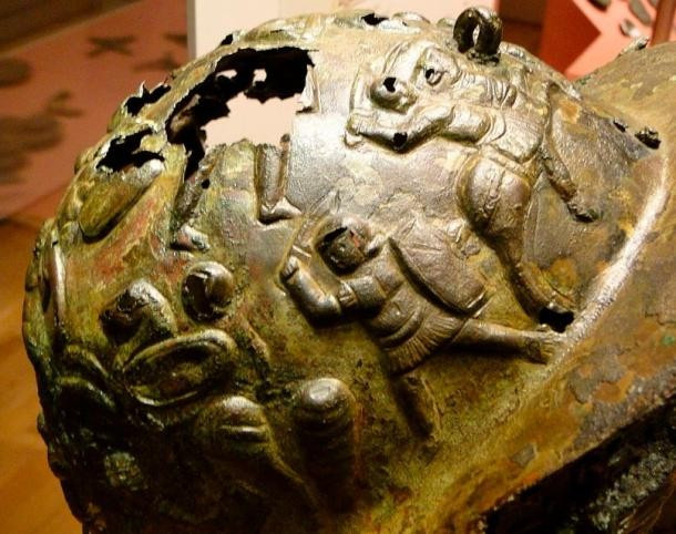 Các nhà nghiên cứu cho hay phần mũ trên đỉnh đầu của mũ Ribchester được trang trí rất công phu với cảnh tượng dường như là một trận chiến giữa 6 kỵ binh với 11 lính bộ binh. Mặc dù lực lượng kỵ binh ít hơn về số lượng nhưng họ dường như chiếm ưu thế bởi vì có 2 lính bộ binh tử vong. Ảnh: Rex Harris / CC BY-SA 2.0.