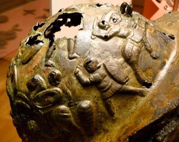 Các nhà nghiên cứu cho hay phần mũ trên đỉnh đầu của mũ Ribchester được trang trí rất công phu với cảnh tượng dường như là một trận chiến giữa 6 kỵ binh với 11 lính bộ binh. Mặc dù lực lượng kỵ binh ít hơn về số lượng nhưng họ dường như chiếm ưu thế bởi vì có 2 lính bộ binh tử vong. Ảnh: Rex Harris / CC BY-SA 2.0.