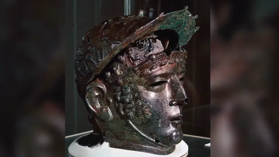 Năm 1796, khi đang chạy chơi qua những cánh đồng phía sau nhà ở Ribchester, Anh, một cậu bé tình cờ phát hiện kho báu gồm hơn 30 hiện vật bằng kim loại trong hốc cây. Trong số những cổ vật được tìm thấy, độc đáo và ấn tượng nhất là một chiếc mũ bằng đồng có mặt nạ. Ảnh: Getty Images.