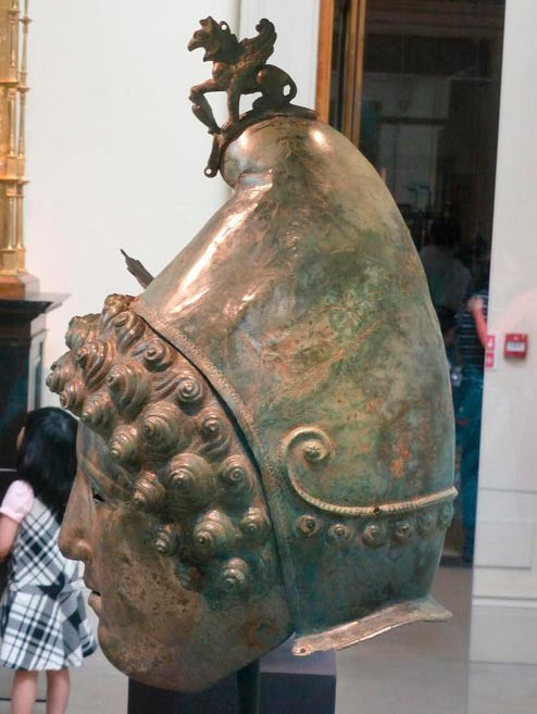 Hai họa tiết giống hình lá cọ tượng trưng cho chiến thắng cũng được khắc trên mũ Ribchester cùng với một chiếc khiên và những ngọn giáo tượng trưng cho áo giáp thu được từ kẻ thù. Những lỗ ở phía sau gáy cho thấy trước đây nó từng được gắn những dải ruy băng. Ảnh: Mike Bishop / CC BY-SA 2.0.