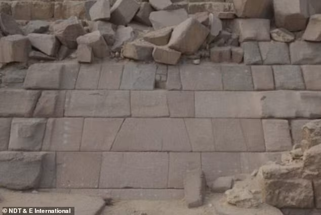 Mới đây, các nhà nghiên cứu ở Ai Cập và Đức đã sử dụng phương pháp quét công nghệ cao để "nhìn" sâu vào bên trong kim tự tháp Menkaure. Ảnh: NDT &amp; E International.