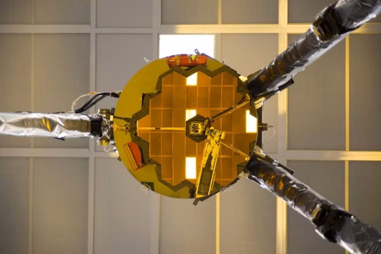 Phần mềm AI của họ đã tái tạo đầy đủ độ chính xác của thiết bị chủ chốt trên kính viễn vọng là giao thoa kế Aperture Masking Interferometer (AMI), nhờ đó NASA không cần tiến hành nhiệm vụ sửa chữa tốn kém. Ảnh: Ball Aerospace.