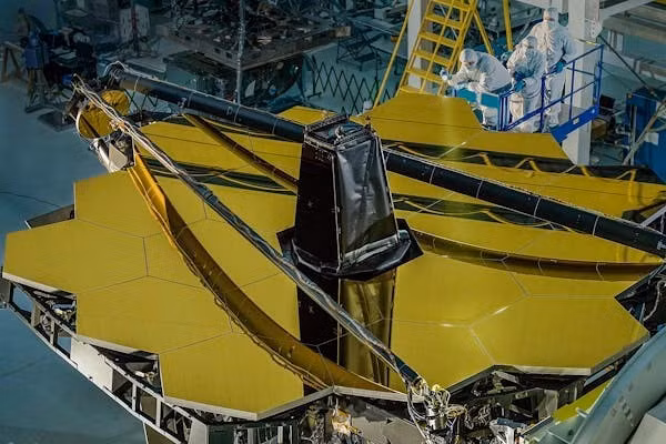 Được chế tạo bởi giáo sư Peter Tuthill đến từ Trường Vật lý thuộc Đại học Sydney và Viện Thiên văn học Sydney, AMI cho phép các nhà nghiên cứu ghi lại ảnh chụp độ phân giải siêu cao của những ngôi sao và ngoại hành tinh. Thiết bị này hoạt động bằng cách kết hợp ánh sáng từ nhiều phần trên gương chính của kính viễn vọng trong quá trình mang tên giao thoa. Ảnh: NASA/Chris Gunn.