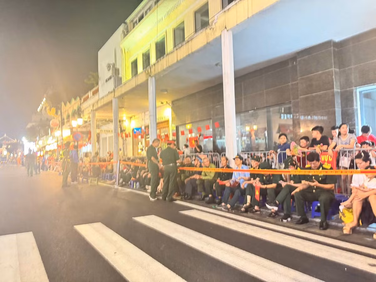 Theo Công an phường Ba Đình, khu vực ưu tiên được sắp xếp ở vị trí lý tưởng, tầm nhìn rộng, giúp đại biểu và người cao tuổi có thể theo dõi toàn cảnh chương trình trong sự thoải mái, thuận tiện.