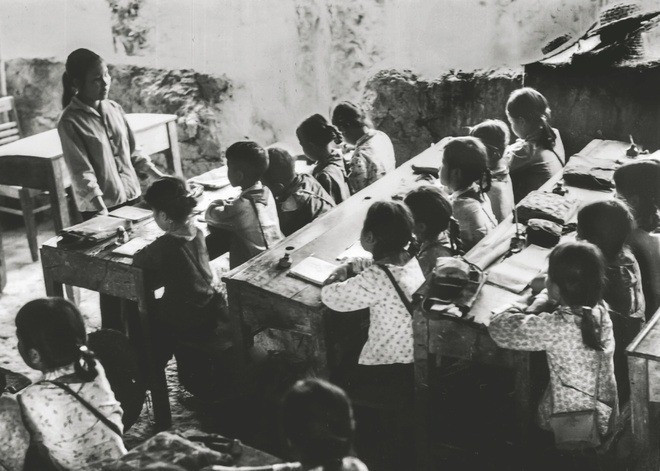 Sau năm 1975, đất nước thống nhất, nhiều trường học trên cả nước được dựng lại kiên cố hơn, hiện đại hơn. Trên bục khai giảng, chiếc trống da bò to được treo trang trọng dưới quốc kỳ, trở thành hình ảnh rất đỗi quen thuộc, thân thương với thầy cô, học trò. Ảnh: Mầu Hoàng Thiết/Trung tâm Lưu trữ quốc gia IV.