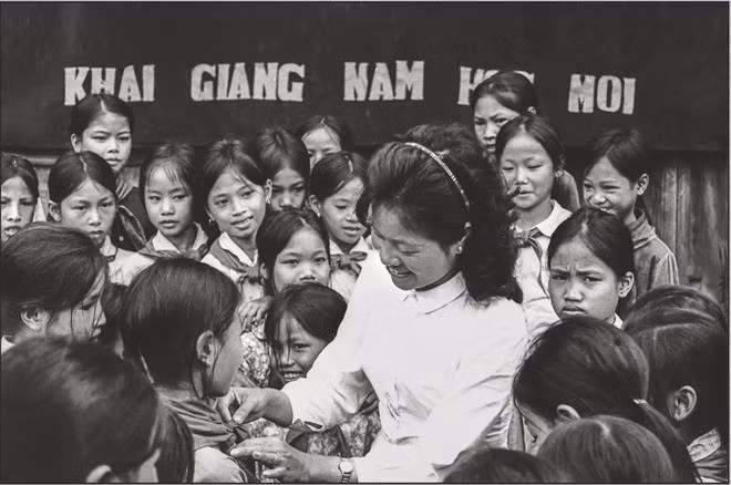 Trong những năm kháng chiến chống Pháp và chống Mỹ của dân tộc ta, nhiều ngôi trường phải sơ tán về làng bản, rừng núi. Lễ khai giảng thường được tổ chức giản dị, đôi khi chỉ có một chiếc trống tre ghép tạm. Ảnh: Mầu Hoàng Thiết/Trung tâm Lưu trữ quốc gia IV.