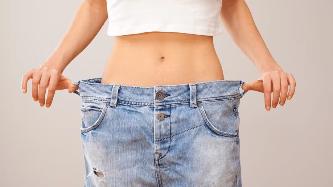 Bác sĩ gây mê Rotem Naftalovich và anh trai - nhà khoa học vật liệu Daniel Naftalovich cùng với bác sĩ chuyên điều trị béo phì Frank Greenway giành thắng giải thưởng Ig Nobel Hóa học với ý tưởng sử dụng polytetrafluoroethylene (PTFE) hay còn gọi là Teflon như một loại thực phẩm không calo để giảm cân. Ảnh: tophealthdoctors.