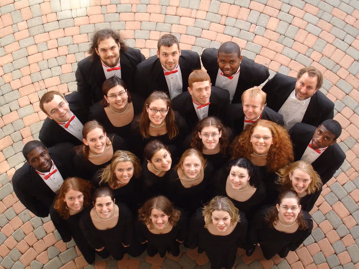 Hai nhà vật lý học người Australia Pires Barnes và Nic Svensonthuộc Tổ chức nghiên cứu CSIRO đã giành giải Ig Nobel Toán học năm 2007 với nghiên cứu về việc cần phải chụp ảnh tối thiểu là bao nhiêu lần đối với một nhóm người sao cho không một tấm ảnh nào có người nhắm mắt. Ảnh: digital-photography-school.com.