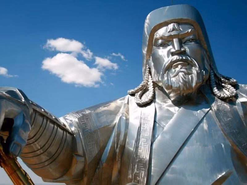 Bức tượng được xây dựng quay mặt về hướng đông - nơi sinh của Thành Cát Tư Hãn. Ảnh: mongoliatravel