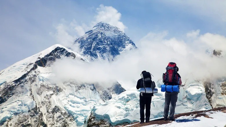 Đỉnh Everest cao khoảng 8.848m là mục tiêu chinh phục của nhiều nhà leo núi trên thế giới. Ngọn núi giảm độ cao 2,4 cm sau trận động đất xảy ra tại Nepal ngày 25/4/2015 và đã dịch chuyển 3 cm về phía tây nam. Dù vậy, Everest vẫn là đỉnh núi cao nhất trên Trái đất so với mực nước biển. Ảnh: Shutterstock.