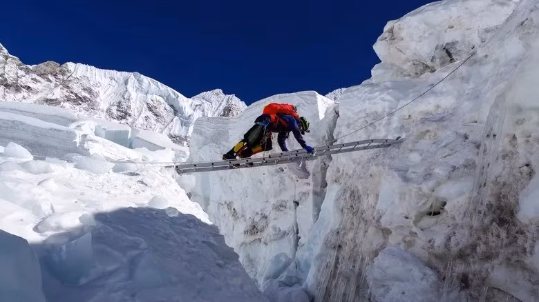 Sở dĩ không thể đưa thi hài nhà leo núi tử nạn trên hành trình chinh phục đỉnh Everest xuống núi là vì việc này cực kỳ nguy hiểm. Ảnh: Shutterstock.