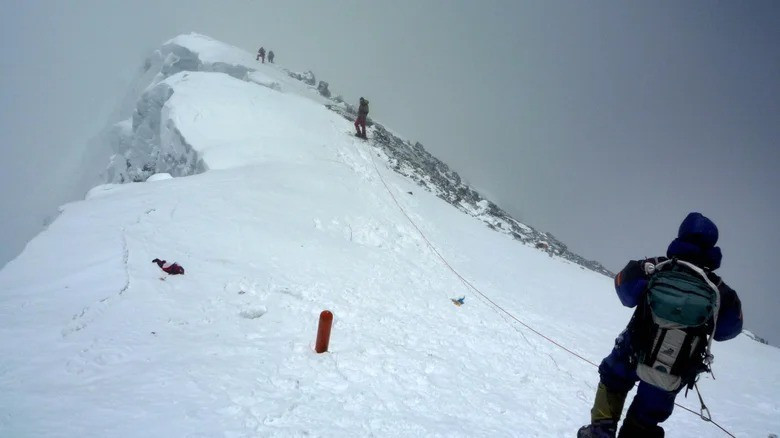 Thi hài hàng trăm nhà leo núi trở thành những "xác ướp vĩnh hằng" trên ngọn núi Everest. Trải qua nhiều năm, những thi hài này vẫn chưa thể được đưa xuống núi để gia đình an táng. Ảnh: STR/Getty Images.