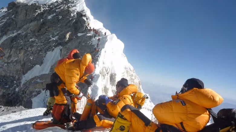 Không ít nhà leo núi đã chinh phục thành công đỉnh Everest nhưng cũng có một số người kém may mắn hơn. Họ đã gặp sự cố, tai nạn trên đường leo núi và thiệt mạng. Ảnh: STR/Getty Images.