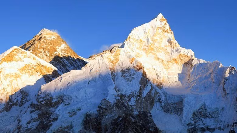 Ngoài rủi ro chết người, chi phí vận chuyển một thi thể xuống núi khá đắt đỏ. Gia đình của nhà leo núi quá cố có thể phải chi số tiền lên tới 70.000 USD. Ảnh: Shutterstock.