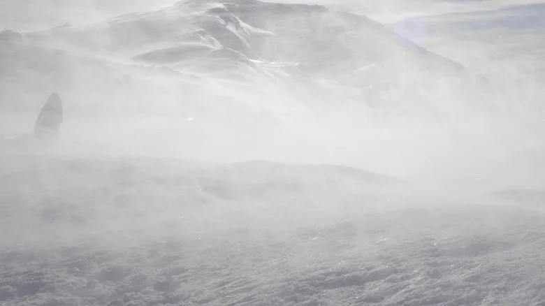 Ngay cả người Sherpa chuyên dẫn đường lên đỉnh núi cũng đối mặt với rủi ro lớn khi tiếp cận thi thể, đặt thi thể lên xe trượt tuyết rồi đưa xuống núi. Chặng đường xuống núi vô cùng nguy hiểm, gian nan nên những người làm công việc này cũng có thể thiệt mạng. Điển hình là vào năm 1984, 2 nhà leo núi Nepal đã bỏ mạng khi cố gắng đưa một thi thể xuống núi. Ảnh: Shutterstock.