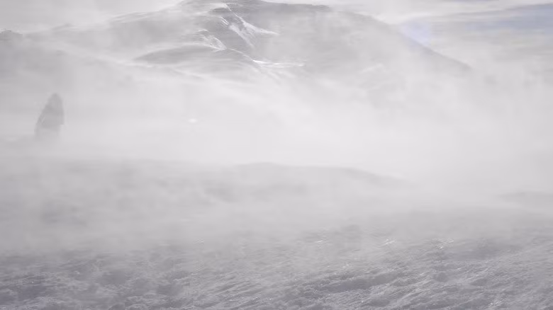 Ngay cả người Sherpa chuyên dẫn đường lên đỉnh núi cũng đối mặt với rủi ro lớn khi tiếp cận thi thể, đặt thi thể lên xe trượt tuyết rồi đưa xuống núi. Chặng đường xuống núi vô cùng nguy hiểm, gian nan nên những người làm công việc này cũng có thể thiệt mạng. Điển hình là vào năm 1984, 2 nhà leo núi Nepal đã bỏ mạng khi cố gắng đưa một thi thể xuống núi. Ảnh: Shutterstock.