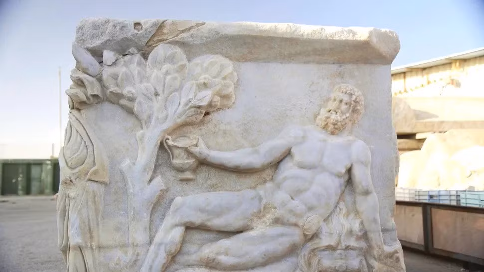 Cơ quan Cổ vật Israel (IAA) thông báo, các chuyên gia đã tìm thấy một quan tài La Mã mô tả cảnh thần rượu Dionysus đánh bại á thần Hercules trong một cuộc thi uống rượu huyền thoại tại thành phố cổ Caesarea. Theo kết quả kiểm tra, cỗ quan tài có niên đại 1.700 năm tuổi. Ảnh: Emil Aladjem/Israel Antiquities Authority.