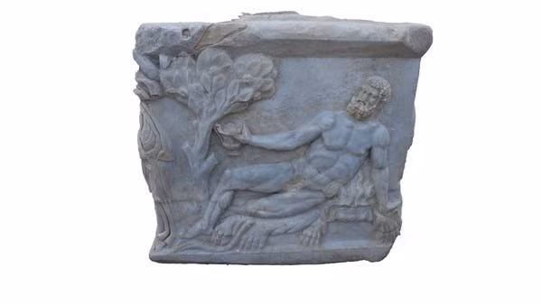 Hình ảnh trên cỗ quan tài cho thấy thần Dionysus chiến thắng cuộc thi uống rượu trong khi Hercules say đến mức không thể đứng dậy được. Ảnh: Shatil Emmanuilov/Israel Antiquities Authority.