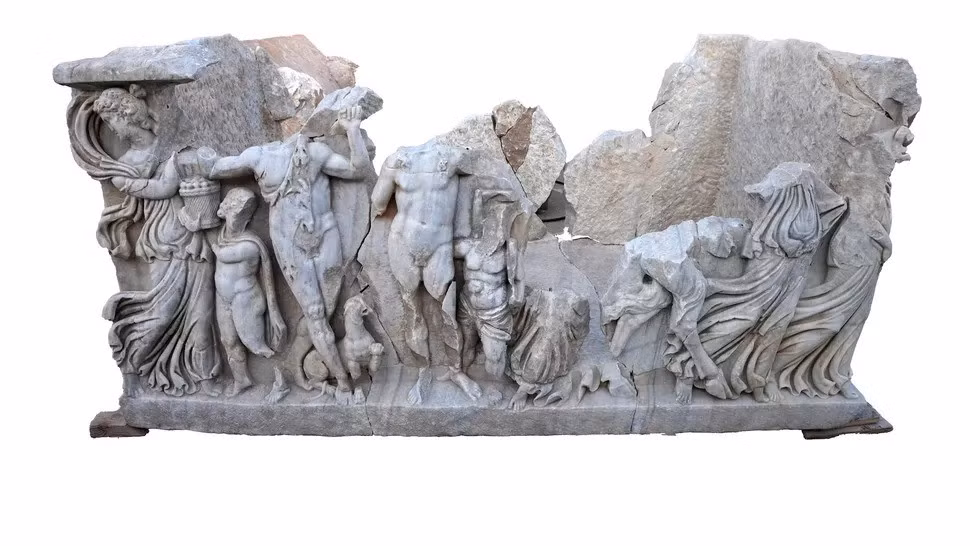 Các chuyên gia cho hay, đây là lần đầu tiên phát hiện cỗ quan tài mô tả cuộc thi uống rượu huyền thoại giữa Dionysus với Hercules được tìm thấy ở Caesarea. Ảnh: Shatil Emmanuilov/Israel Antiquities Authority.