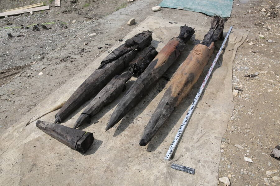 Các nhà khảo cổ học phát hiện tàn tích một cây cầu gỗ do người La Mã xây dựng cách đây hơn 2.000 năm tại Aegerten, Thụy Sĩ. Cây cầu này bắc qua sông Zihl - dòng sông từng chảy qua khu vực này. Những cọc gỗ sồi của cây cầu cổ xưa được bảo quản khá nguyên vẹn trong bùn và nước ngầm bên dưới lòng sông cũ trong nhiều thế kỷ. Ảnh: Joel Furrer/Archaeological Service of the Canton of Bern.