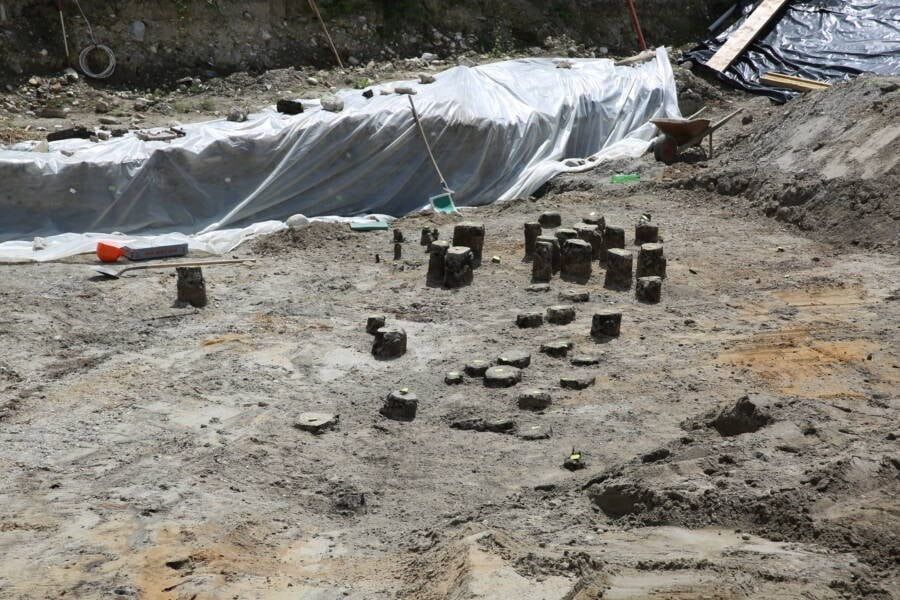 Các nhà khảo cổ cũng phát hiện thêm nhiều hiện vật từ thời La Mã bao gồm móng ngựa, chìa khóa, tiền xu, đinh giày, thậm chí cả một cây đinh ba câu cá. Ảnh: Joel Furrer/Archaeological Service of the Canton of Bern.