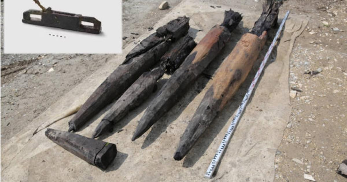 Cơ quan Khảo cổ học Bang Bern cho biết một khám phá thú vị là các chuyên gia tìm thấy một chiếc máy bay làm từ gỗ và sắt. Hiện vật này được bảo quản khá tốt nhờ nằm trong lớp đất ẩm, nghèo oxy. Ảnh: Archaeological Service of the Canton of Bern.