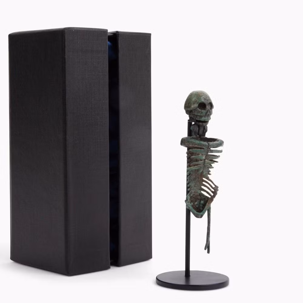 Sau đó, người nô lệ ném bộ xương người bằng bạc xuống bàn một hoặc hai lần và sự chuyển động linh hoạt của nó tạo ra những tư thế kỳ quái. Ảnh: shop.getty.edu.