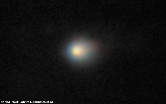 Giáo sư Loeb giải thích rằng, quỹ đạo của 3I/ATLAS rất hiếm đến mức khả năng một thiên thạch tự nhiên bay ngẫu nhiên theo quỹ đạo đó là dưới 0,005%. Ảnh: Mail Online.