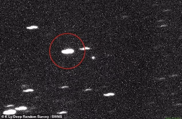 Dựa trên những điều này, giáo sư Loeb - người có niềm tin mạnh mẽ vào UFO - cho rằng, 3I/ATLAS có thể là một tàu thăm dò của người ngoài hành tinh được gửi đến Hệ Mặt trời. Ảnh: Mail Online.