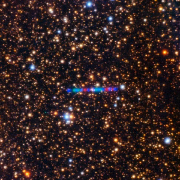 Tuy nhiên, vật thể bí ẩn 3I/ATLAS có độ sáng bất thường dù đang ở cách Trái đất khoảng 490 triệu km. Dựa trên mức độ phản xạ ánh sáng, các nhà khoa học ước tính đường kính của nó lên tới 20 km. Ảnh: International Gemini Observatory/ NOIRLab/ NSF/ AURA/K. Meech (IfA/U. Hawaii)/ Jen Miller and Mahdi Zamani (NSF NOIRLab) (CC BY 4.0).