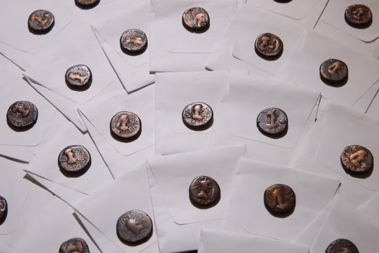 Satyr thường được liên tưởng đến thần Dionysus của Hy Lạp - vị thần của rượu vang, tiệc tùng và sân khấu. Những chiếc mặt nạ như thế này được các diễn viên sử dụng để hoán đổi vai diễn. Mỗi chiếc mặt nạ đại diện cho trạng thái cảm xúc hoặc vai trò của nhân vật trong câu chuyện. Ví dụ như bộ râu đỏ của Satyr sẽ báo hiệu cho khán giả rằng nhân vật này có tính khí nóng nảy. Ảnh: Phanagoria Archaeological Expedition, Institute of Archaeology, Russian Academy of Sciences, and the Volnoe Delo Foundation.