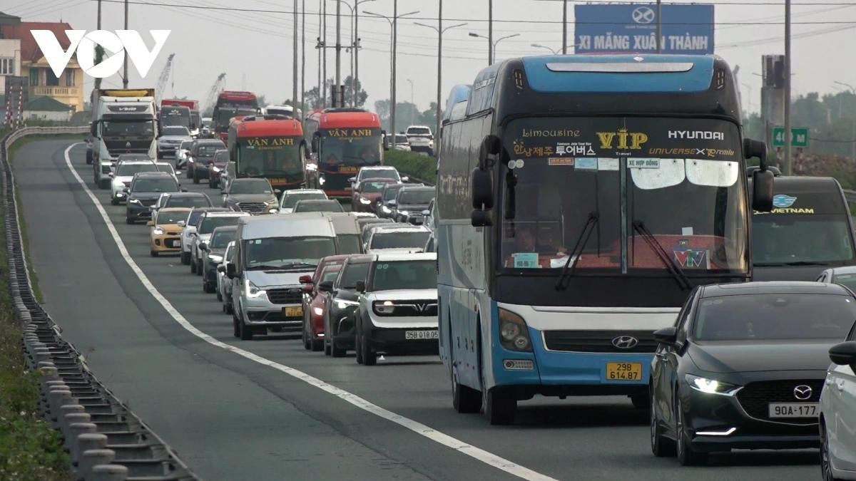 Khu vực từ Tứ Hiệp đến Pháp Vân ghi nhận lượng phương tiện đông đúc, xảy ra tình trạng ùn tắc kéo dài tầm 1km.