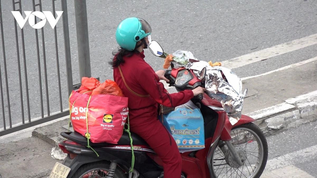 Người dân mang theo “hương vị quê nhà” trở lại Thủ đô.