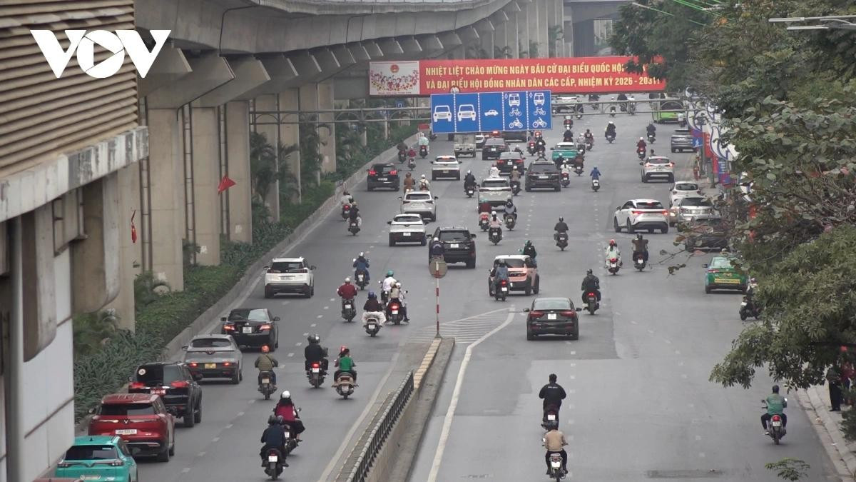 17h ngày 21/2, tại nhiều tuyến phố trung tâm Hà Nội như Nguyễn Trãi đến Ngã Tư Sở, các phương tiện lưu thông rất dễ dàng.