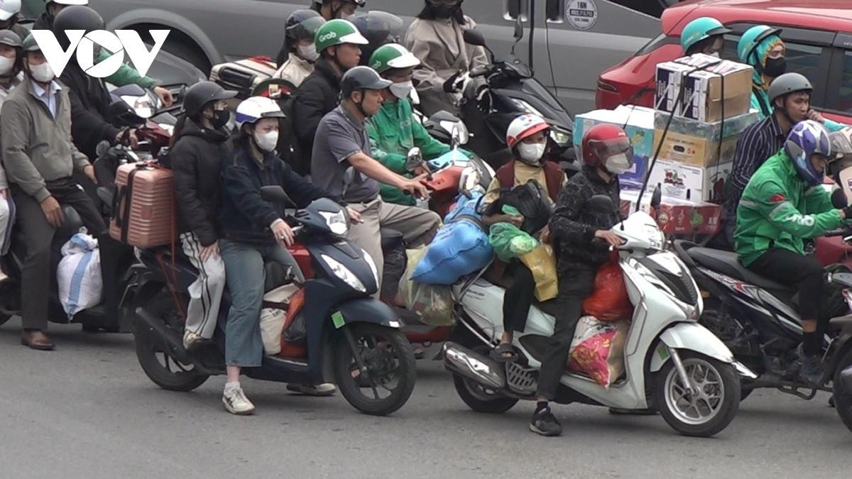 Vali quần áo, quà quê cùng rau xanh được người dân khệ nệ mang theo khi trở lại Thủ đô.