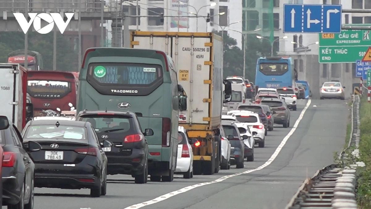 Tại khu vực cao tốc Pháp Vân - Cầu Giẽ hướng vào Hà Nội, lượng phương tiện tăng cao, có thời điểm ghi nhận tình trạng ùn ứ nhẹ.
