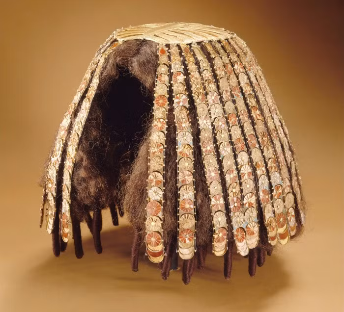 Bộ tóc giả của người Ai Cập gồm nhiều bím tóc kết lại với sáp ong, khiến nó khá cứng. Ảnh: Wikimedia