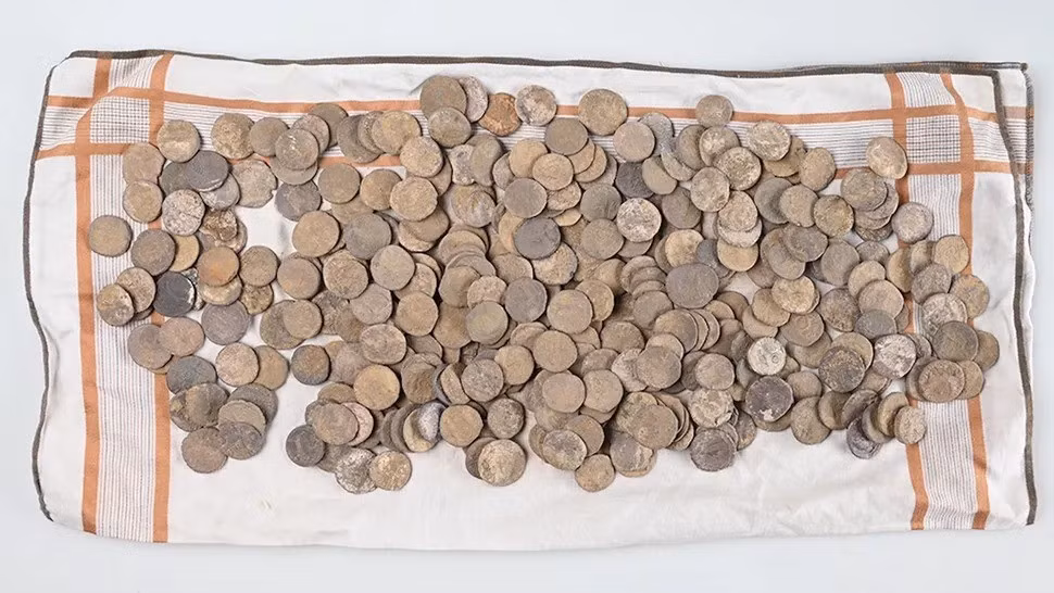 Một người đàn ông ở Đức phát hiện kho báu thời La Mã gồm hàng trăm đồng tiền bạc, một chiếc nhẫn vàng, một đồng tiền vàng và một số thỏi bạc. Người này tìm thấy kho báu khoảng 2.000 tuổi trên bằng máy dò kim loại vào năm 2017 tại khu vực gần làng Borsum, huyện Hildesheim, bang Lower Saxony, tây bắc nước Đức. Ảnh: Bartels, PI Hildesheim, ZKD/FK Forensics.