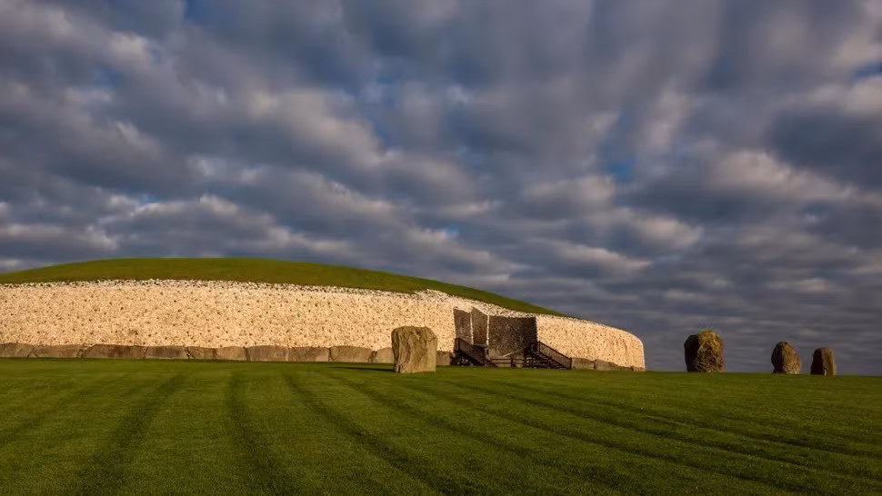 Theo kết quả kiểm tra ADN bộ hài cốt nam giới tìm thấy trong ngôi mộ cổ khoảng 5.000 tuổi ở Ireland, các chuyên gia phát hiện người này khó có thể là "vị vua thần thánh" khi được sinh ra từ cuộc hôn nhân loạn luân. Ảnh: Alamy.