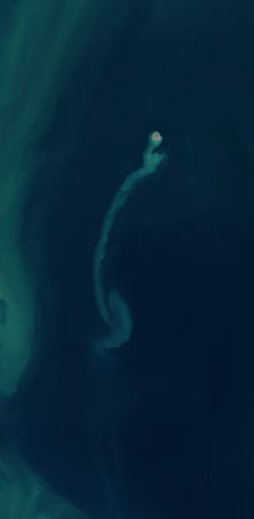 Kumani Bank là một ngọn núi lửa bùn, có nghĩa là nó phun ra bùn và nước siêu nóng thay vì dung nham và tro. Ảnh: Landsat/NASA EO / SWNS.