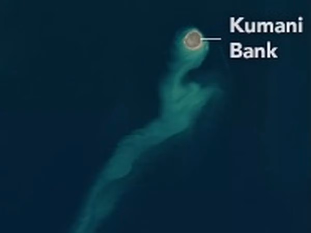 Người ta tin rằng, một ngọn núi lửa bùn dưới nước gần Kumani Bank đã gây ra một vụ phun trào khổng lồ, cao hàng trăm mét trên Biển Caspi vào năm 2021. Ảnh: NASA.