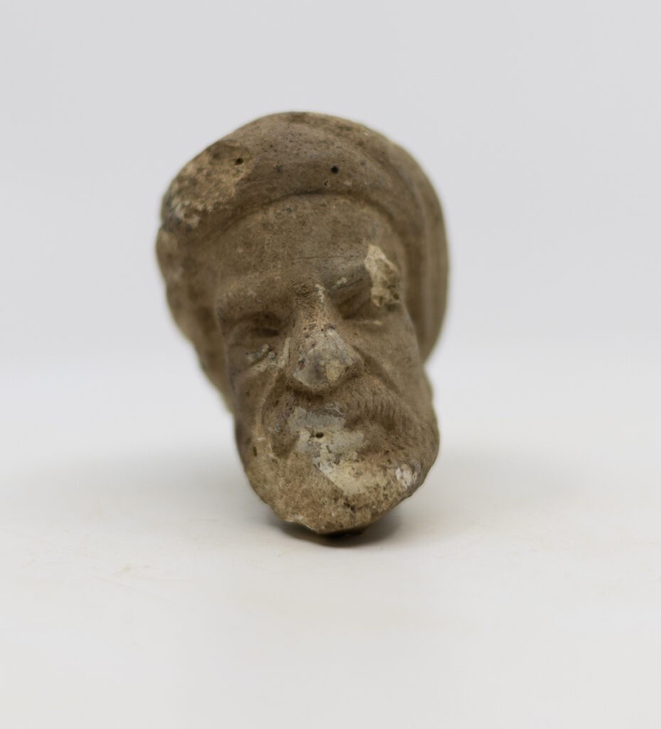 Trong số các hiện vật, một chiếc chai nguyên vẹn chứa chất lỏng bên trong và được đậy kín bằng nút chai. Các nhà nghiên cứu tin rằng đó là chai rượu sherry hoặc rượu táo. Để biết chính xác chất lỏng trong chai là gì, các chuyên gia sẽ cần phân tích kỹ lưỡng hơn trong phòng thí nghiệm. Ảnh: Utah State Historic Preservation Office.